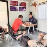 Die Touristen Polizei hat einen britischen Touristen vorgeladen und ihn gewarnt, keine thailändischen kritischen Videoclips mehr in den sozialen Medien zu veröffentlichen, andernfalls werde er strafrechtlich verfolgt, teilte die Zeitung Naewna heute (1. Mai) mit.