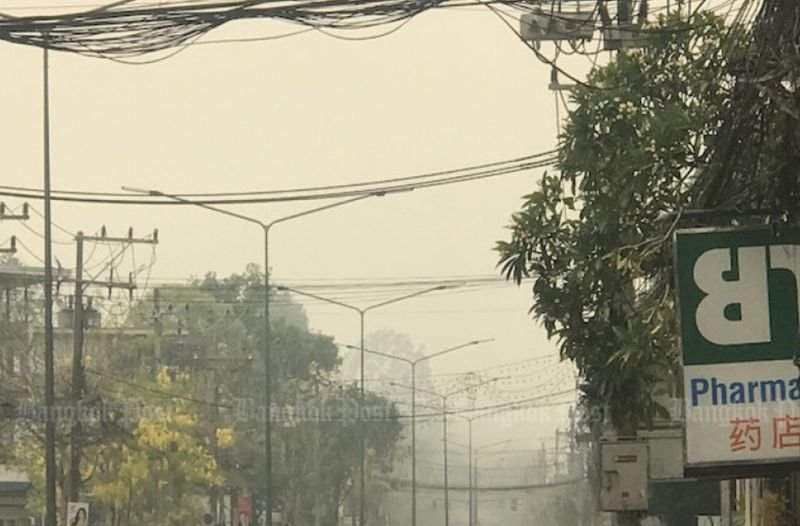 Chiang Mai ist dieses Jahr tagelang von giftigem Smog bedeckt, der größtenteils durch die Tierhaltung verursacht wird. Während giftiger Smog das Land erstickt, ohne dass es Anzeichen einer Räumung gibt, strebt die Regierung danach, der weltgrößte Exporteur von Tierfutter zu werden. Das ist ein Schlag ins Gesicht der Bevölkerung,