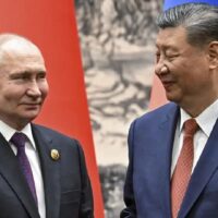 Der russische Präsident Wladimir Putin und der chinesische Staatschef Xi Jinping bekräftigten gestern am Donnerstag ihre „grenzenlose“ Partnerschaft, die sich angesichts der zunehmenden Spannungen zwischen beiden Ländern und dem Westen vertieft hat, und kritisierten US-Militärbündnisse in Asien und der Pazifikregion.