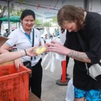 Bürger und Touristen standen Schlange, um 10 Tonnen Durian zu erhalten, die kostenlos verschenkt wurden, um die Eröffnung des ersten Groß- und Einzelhandels Durian Vertriebszentrums in der Provinz Nonthaburi zu feiern, in dem die Früchte das ganze Jahr über verkauft werden.