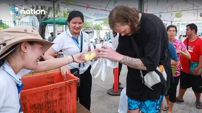 Bürger und Touristen standen Schlange, um 10 Tonnen Durian zu erhalten, die kostenlos verschenkt wurden, um die Eröffnung des ersten Groß- und Einzelhandels Durian Vertriebszentrums in der Provinz Nonthaburi zu feiern, in dem die Früchte das ganze Jahr über verkauft werden.