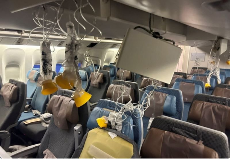 Ein Flug der Singapore Airlines, der gestern am Dienstag auf dem Flughafen Suvarnabhumi notgelandet war, war in ein Luftloch gefallen, bevor er in Turbulenzen geriet, wobei an Bord ein Mann getötet und sieben weitere Menschen lebensgefährlich verletzt wurden, sagte ein hochrangiger Flughafenbeamter.