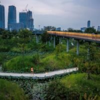 Mehr als ein halbes Jahrhundert lang produzierte Thailands staatliches Tabakmonopol Zigaretten in Massenproduktion in einem weitläufigen Industriegebiet in Bangkok. Ein stetiger Strom schwerer Lastwagen brachte Rohtabak ins Herz der Stadt und schleppte Millionen von Zigaretten weg. Doch nun ist dieser krebserregende Komplex etwas völlig anderem gewichen: Grünflächen, die frischen Wind in das verstopfte, oft smogige Zentrum der Hauptstadt gebracht haben.