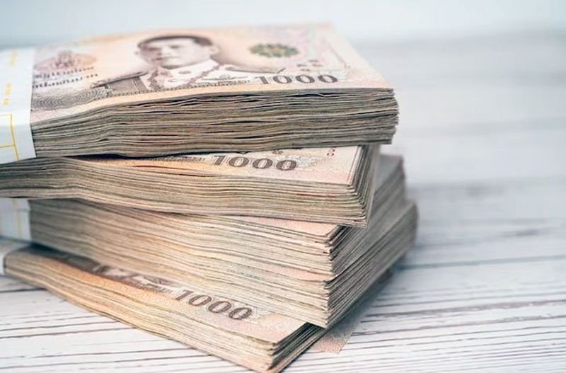 Thailands Währung, der Baht, hat deutlich an Wert verloren, was zu Diskussionen über seine Zukunft geführt hat. Er erreichte ein Sechsmonatstief und fiel unter 37 gegenüber dem US-Dollar.Unter den anderen asiatischen Währungen, die Probleme hatten, verzeichnete der japanische Yen in diesem Jahr den höchsten Rückgang von 10,5 % gegenüber dem Dollar, dicht gefolgt vom Baht mit einem Rückgang von 7 – 8 %.