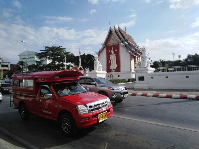Chiang Mais berühmter Transportdienst „ Rot Daeng“ , also rote Autos, ist in Gefahr, da Touristen sich für alternative Transportmittel entscheiden , was lokale Betreiber dazu veranlasst, die Regierung um Unterstützung zu bitten.