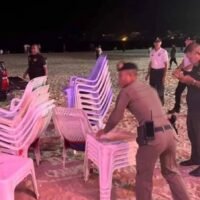 Die Polizei von Patong und Beamte der Gemeinde Patong verstärkten ihre Patrouillen am Patong Beach, um gegen Verstöße wie den illegalen Verkauf von Feuerwerkskörpern und den nächtlichen Alkoholverkauf vorzugehen
