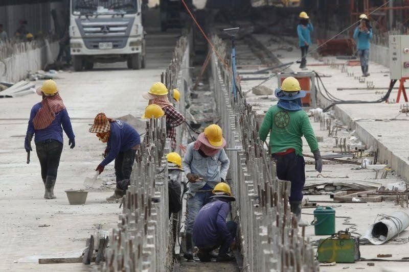 Die Verzögerung der thailändischen Regierung bei der Umsetzung einer versprochenen Lohnerhöhung hat zu Aufruhr unter den Arbeitern geführt, die noch bis Oktober auf die Erhöhung des Mindestlohns auf 400 Baht warten müssen.