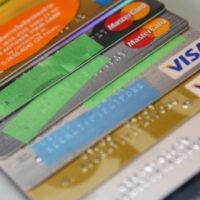 Die Bank of Thailand stoppt weiterhin den Versuch, lokalen Kreditkarteninhabern eine zusätzliche Gebühr von 1 % in Rechnung zu stellen, was Kartenherausgeber dazu veranlasst, nach alternativen Lösungen zu suchen.