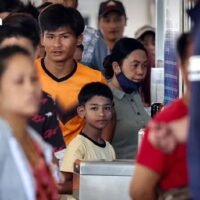 Der Zustrom nimmt in Grenzstädten wie Mae Sot schnell zu, wo Menschenrechtsgruppen Maßnahmen fordern, die Flüchtlingen vorübergehend einen Rechtsstatus gewähren, und einen Überprüfungsmechanismus, der internationalen Menschenrechtsstandards entspricht.