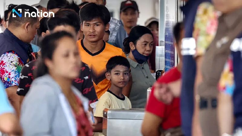Der Zustrom nimmt in Grenzstädten wie Mae Sot schnell zu, wo Menschenrechtsgruppen Maßnahmen fordern, die Flüchtlingen vorübergehend einen Rechtsstatus gewähren, und einen Überprüfungsmechanismus, der internationalen Menschenrechtsstandards entspricht.