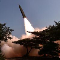 Dieses am Freitag aufgenommene und am Samstag von Nordkoreas offizieller Nachrichtenagentur Korean Central News Agency (KCNA) veröffentlichte Bild zeigt einen Testabschuss einer taktischen ballistischen Rakete im Ostmeer Koreas, in die ein neues autonomes Navigationssystem eingebaut wurde.