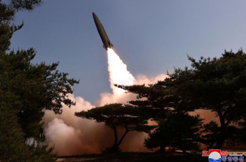 Dieses am Freitag aufgenommene und am Samstag von Nordkoreas offizieller Nachrichtenagentur Korean Central News Agency (KCNA) veröffentlichte Bild zeigt einen Testabschuss einer taktischen ballistischen Rakete im Ostmeer Koreas, in die ein neues autonomes Navigationssystem eingebaut wurde.