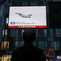 China hat zweitägige Kriegsübungen rund um Taiwan beendet, bei denen es Bomberangriffe simuliert und das Entern von Schiffen geübt hatte. Taiwans Verteidigungsministerium gab am Samstag Einzelheiten über die Zahl der beteiligten chinesischen Kampfflugzeuge und Kriegsschiffe bekannt. 46 chinesische Militärflugzeuge überquerten die Mittellinie der Taiwanstraße.