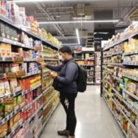 Der jüngste Wirtschaftsbericht der Bank of Thailand zeigte, dass der private Konsum im März im Jahresvergleich um 0,6 % zurückging. Analysten senken die BIP-Wachstumsschätzungen für dieses und das nächste Jahr, da die Exportaussichten uneinheitlich werden, sich der Einbruch im verarbeitenden Gewerbe verschärft, die Erholung des Tourismus uneinheitlich verläuft und die Wahrscheinlichkeit von Zinssenkungen durch die Bank of Thailand in diesem Jahr begrenzt erscheint.