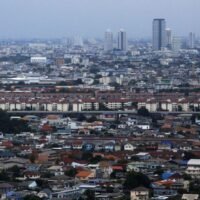 Die Hauptstadt hat 99,4 % ihrer Landnutzungsbewertungen abgeschlossen, die 2,1 Millionen Grundstücke, 2,2 Millionen Häuser und 1 Million Eigentumswohnungen umfassen. Das Finanzministerium geht davon aus, dass die Einnahmen aus der Grund- und Gebäudesteuer in diesem Jahr insgesamt 43 Milliarden Baht betragen werden, 8 Milliarden mehr als im letzten Jahr, da der Steuerrabatt abgeschafft wird.