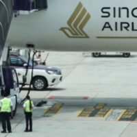 79 Passagiere und sechs Besatzungsmitglieder befanden sich heute am Mittwoch noch in Bangkok zur Behandlung von Verletzungen, die sie sich bei „extremen Turbulenzen“ auf einem Flug der Singapore Airlines zugezogen hatten, der am Dienstag auf dem Flughafen Suvarnabhumi in Bangkok notlanden musste.