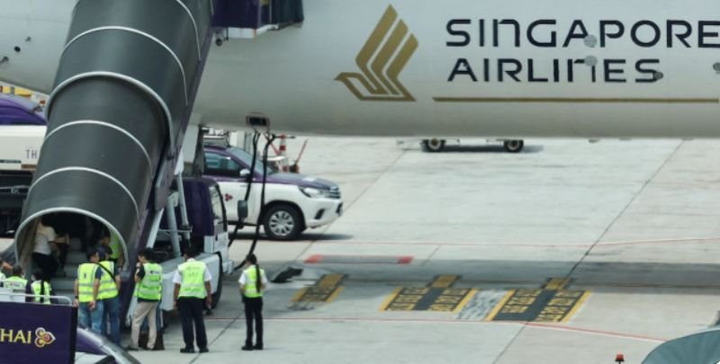 79 Passagiere und sechs Besatzungsmitglieder befanden sich heute am Mittwoch noch in Bangkok zur Behandlung von Verletzungen, die sie sich bei „extremen Turbulenzen“ auf einem Flug der Singapore Airlines zugezogen hatten, der am Dienstag auf dem Flughafen Suvarnabhumi in Bangkok notlanden musste.