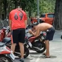 Die Polizei von Phuket hat kürzlich zwei französische Touristen in Patong, Loma Circle, festgenommen, die dabei erwischt wurden, wie sie eine Polizeikette beschädigten, mit der ihr illegal geparktes Motorrad gesichert wurde . Die Festnahme fand am 2. Mai statt