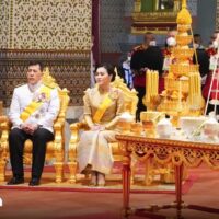 . Ihre Majestäten, der König und die Königin, feierten am Samstag in Begleitung von Mitgliedern der königlichen Familie den fünften Jahrestag der Krönung des Königs in der Amarin Winitchai Hall, dem Großen Palast.