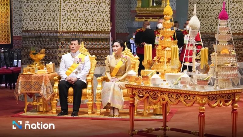 . Ihre Majestäten, der König und die Königin, feierten am Samstag in Begleitung von Mitgliedern der königlichen Familie den fünften Jahrestag der Krönung des Königs in der Amarin Winitchai Hall, dem Großen Palast.