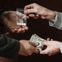 Drei Personen aus Thailand wurden wegen Drogenhandels und -besitzes zu lebenslanger Haft und einer Geldstrafe von etwa 723.000 Baht (entspricht 80 Millionen Riel) verurteilt, wie das Stadtgericht Phnom Penh gestern (7. Mai) berichtete.