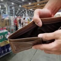 Der Markt für schnelldrehende Konsumgüter (FMCG) in Thailand befindet sich in einer schlimmen Lage. Mehrere Einzelhändler haben geschlossen, da die Verbraucher unter einer sinkenden Kaufkraft und steigenden Haushaltsverschuldung leiden, sagte ein Branchenexperte gestern am Montag