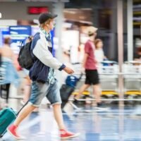 Thailand wird die höchst umstrittene Touristensteuer namens „Kha Yeap Pan Din“ (Gebühr für das Betreten thailändischen Bodens), auch „Landegebühr“ genannt, wahrscheinlich nicht abschaffen, so der neue Tourismus- und Sportminister Sermsak Pongpanich.