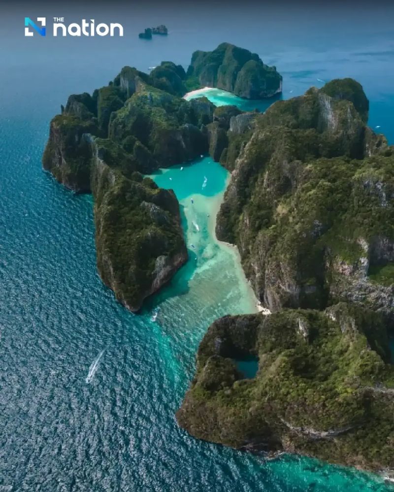 „Maya Bay, Thailands Hingucker, bietet klares blaues Wasser, dramatische Klippen und wunderschönen weißen Sand. Sie ist nicht nur ein Meisterwerk der Natur, sondern dank ‚The Beach‘ und Leonardo DiCaprio auch ein Hollywoodstar“, hieß es.