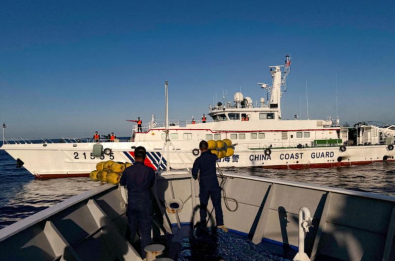 Mitarbeiter der philippinischen Küstenwache bereiten Gummikotflügel vor, nachdem Schiffe der chinesischen Küstenwache ihnen am 5. März 2024 den Weg zu einer Nachschubmission am Second Thomas Shoal im Südchinesischen Meer versperrt hatten.