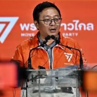 „MOVE FORWARD“ wird sich auf keinen Fall einer von der Pheu Thai geführten Regierung anschließen, wenn Premierminister Srettha Thavisin vor Gericht angeklagt wird oder in absehbarer Zeit zurücktritt, sagte Move Forward Vorsitzender Chaithawat Tulathon gestern (27. Mai).