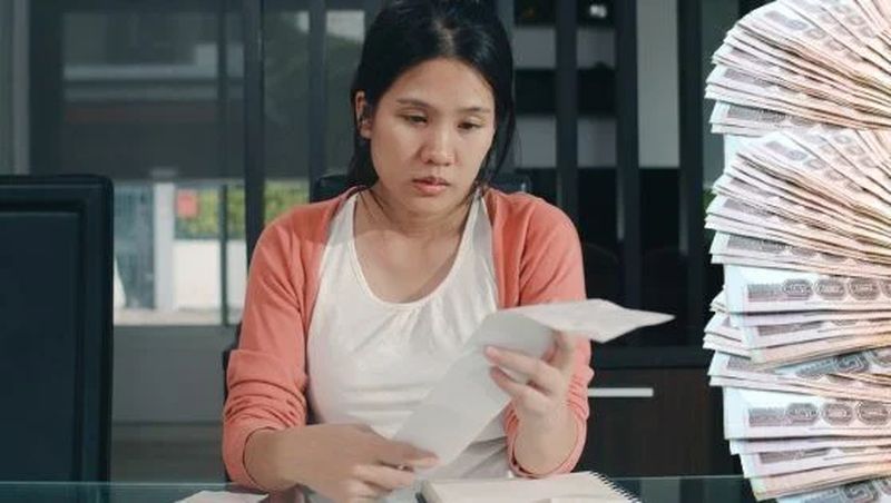 Eine Mutter, die sich vor 12 Jahren 10.000 Baht Kredit lieh, um das Schulgeld ihres Kindes zu bezahlen, kämpft nun mit einer erdrückenden Schuldenlast von 2,6 Millionen Baht an Zinsen. Die Mutter, die den Kredit aufnahm, als ihr Kind in der Grundschule war, sucht nun auf der beliebten Facebook-Seite „ Survive – Sai Mai Must Survive “ Hilfe, um aus ihrer Situation zu kommen.