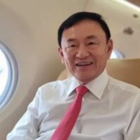 Ob Pheu Thai Chef Thaksin Shinawatra im Zuge eines Prozesses wegen Majestätsbeleidigung im nächsten Monat tatsächlich gegen Kaution freigelassen wird, hänge vermutlich von seinem eigenen Handeln in naher Zukunft ab, sagten parteiische Quellen am Mittwoch (29. Mai).