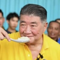 Handelsminister Phumtham Wechayachai wagte es, jeden Dienstag anderen Kabinettsmitgliedern 10 Jahre alten Reis aus Regierungsbeständen zu servieren, die im Rahmen des skandalösen Reissubventionsprogramms angehäuft wurden.