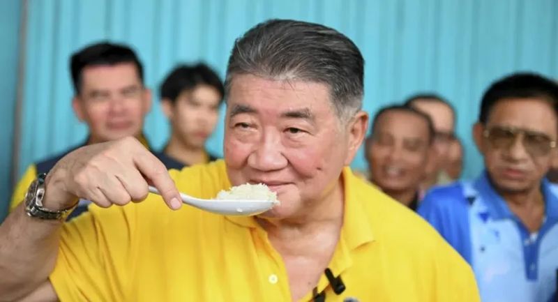 Handelsminister Phumtham Wechayachai wagte es, jeden Dienstag anderen Kabinettsmitgliedern 10 Jahre alten Reis aus Regierungsbeständen zu servieren, die im Rahmen des skandalösen Reissubventionsprogramms angehäuft wurden.