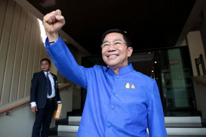 Bürominister Pichit Chuenban trat gestern am Dienstag angesichts des zunehmenden Drucks einer Gruppe von Senatoren zurück, die ein Urteil des Verfassungsgerichts über seine Eignung als Kabinettsminister fordern.