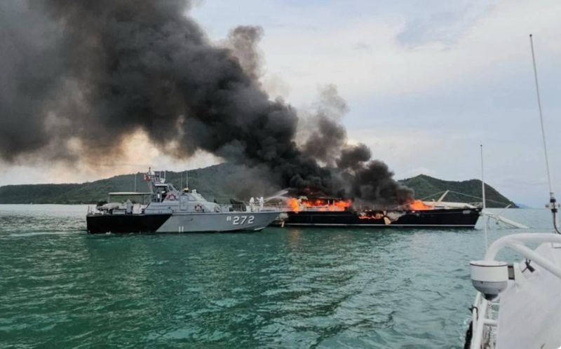 Marinebeamte untersuchen die Ursache eines Brandes, der gestern am Montagnachmittag eine in der Chalong-Bucht vor Anker liegende Luxusyacht erheblich beschädigte. Die 34,2 Meter lange Segelyacht Obsession II wurde mit ausgerichtetem Mast zurückgelassen. Es wurden keine Verletzungen gemeldet.