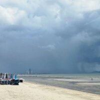 Thailand wird von heftigen Regengüssen heimgesucht, da ein heftiges Wettersystem sintflutartige Regenfälle verspricht, die die Sorge vor Sturzfluten und gefährlichen Bedingungen schüren.