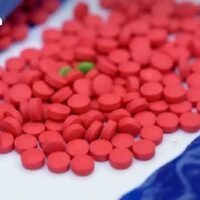 Der Besitz auch nur einer Tablette eines Betäubungsmittels sollte als Straftat angesehen werden, da die Beamten untersuchen müssen, ob der Verdächtige den Gegenstand zum Konsum oder mit Verkaufsabsicht besaß, sagte Gesundheitsminister Somsak Thepsutin gestern am Freitag.