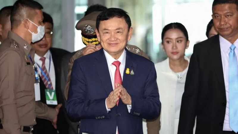 Thailands Bürokratie ist seit über 20 Jahren auf der Stelle getreten. Die letzten wirklichen Reformen fanden um 2002 unter der Regierung Thaksin Shinawatras statt.Jetzt, da Thaksin aus seinem selbstauferlegten Exil zurückgekehrt ist und seine Pheu Thai Partei wieder an der Macht ist, scheint die Regierung bereit, die bürokratischen Strukturen erneut aufzurütteln.