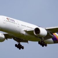 In einem strategischen Schritt zur finanziellen Erholung hat Thai Airways International (THAI) seine gesamte Flotte von 18 stillgelegten Flugzeugen erfolgreich verkauft. Diese Flotte umfasst eine Mischung aus sechs Boeing 777-200, sechs Boeing 777-300 und sechs Airbus A380.