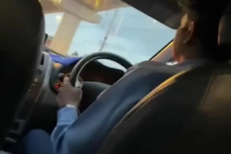 Eine Thailänderin fordert Gerechtigkeit, nachdem ein App-basierter Taxifahrer sie zum falschen Flughafen in Bangkok gebracht hat, wodurch sie ihren Flug verpasst hat.Die Frau, deren Identität nicht bekannt gegeben wurde, teilte ihre Geschichte auf Facebook und drückte ihre Frustration darüber aus, dass sowohl der Fahrer als auch die Mitfahr-App sich weigern, die Verantwortung für ihre Verluste zu übernehmen. Der Fahrer beschuldigte sie, nicht auf die Route geachtet zu haben.