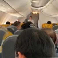 Auf einem Nok Air-Flug von Bangkok in die Provinz Songkhla schnappten Passagiere aufgrund eines Triebwerksschadens nach Luft. Die Erfahrung wurde von einer Thailänderin auf ihrem TikTok Konto Milkyway.mkw geteilt.