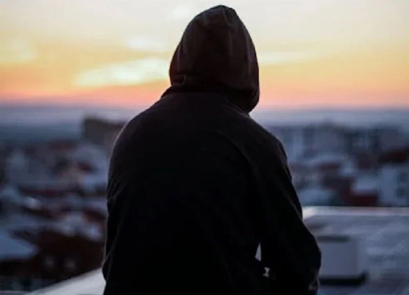 Ein 66-jähriger Mann, der verzweifelt war, weil er einen Fall sexuellen Missbrauchs eines 10-jährigen Mädchens nicht klären konnte, beendete gestern mit einer Schusswaffe sein Leben. Der Vorfall ereignete sich in einem namenlosen Reihenhaus in Nong Prue, Bang Lamung, Chon Buri und wurde der Polizei um 8.10 Uhr gemeldet.