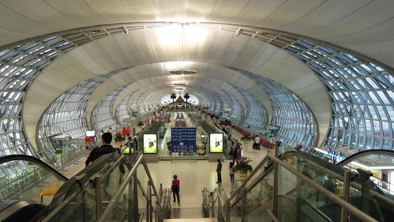Thailands Verkehrsminister Suriya Jungrungreangkit hat Pläne vorgestellt, die Technologie der künstlichen Intelligenz (KI) zu nutzen, um die Effizienz des Flughafenbetriebs an thailändischen Flughäfen zu steigern. Diese Entscheidung folgte kurz nach seinem Besuch am Beijing Capital International Airport
