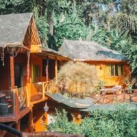 Die Besorgnis über „Overtourism“ nimmt weltweit zu, da beliebte Reiseziele wie Venedig beginnen, tägliche Eintrittsgebühren zu erheben, und Japan versucht, Touristen in weniger besuchte Provinzen umzuleiten. Thailand, das in diesem Jahr 40 Millionen ausländische Ankünfte erwartet, steht vor ähnlichen Herausforderungen.