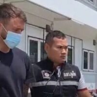 Ein britischer Tourist, der wegen des Fahrpreises einen Tuk-Tuk Fahrer in Phuket angriff, gestand dies und wurde daraufhin vor Gericht gestellt. Ein britischer Tourist, der von einer Tuk-Tuk Dashcam gefilmt wurde, als er den Fahrer wegen des Fahrpreises in Phuket angriff, wurde gestern Abend in Krabi festgenommen und heute (1. Mai) vor das Bezirksgericht gebracht, sagte Amarin TV.