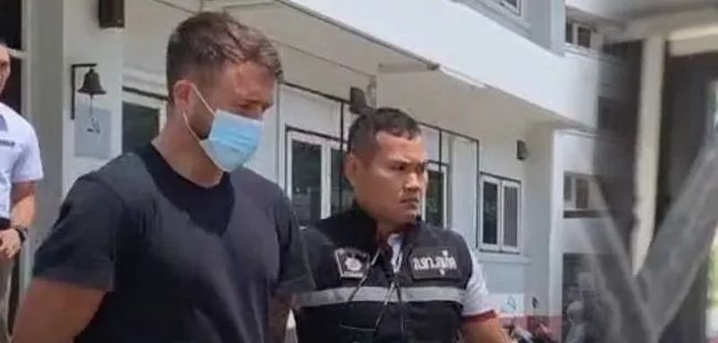Ein britischer Tourist, der wegen des Fahrpreises einen Tuk-Tuk Fahrer in Phuket angriff, gestand dies und wurde daraufhin vor Gericht gestellt. Ein britischer Tourist, der von einer Tuk-Tuk Dashcam gefilmt wurde, als er den Fahrer wegen des Fahrpreises in Phuket angriff, wurde gestern Abend in Krabi festgenommen und heute (1. Mai) vor das Bezirksgericht gebracht, sagte Amarin TV.