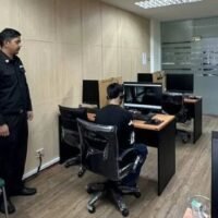 In jüngster Zeit wurde der Tuk-Tuk Fahrer , der einer Gruppe japanischer Touristen zu viel berechnet hatte, zu einer weiteren Befragung zu dem Vorfall vorgeladen, nachdem die Verkehrsbehörden schnell reagiert hatten. Für eine kurze Fahrt von Asoke nach Thanon Thaniya verlangte der Fahrer einen Fahrpreis von 1.500 Baht pro Person, insgesamt also satte 6.000 Baht für die vier Passagiere.