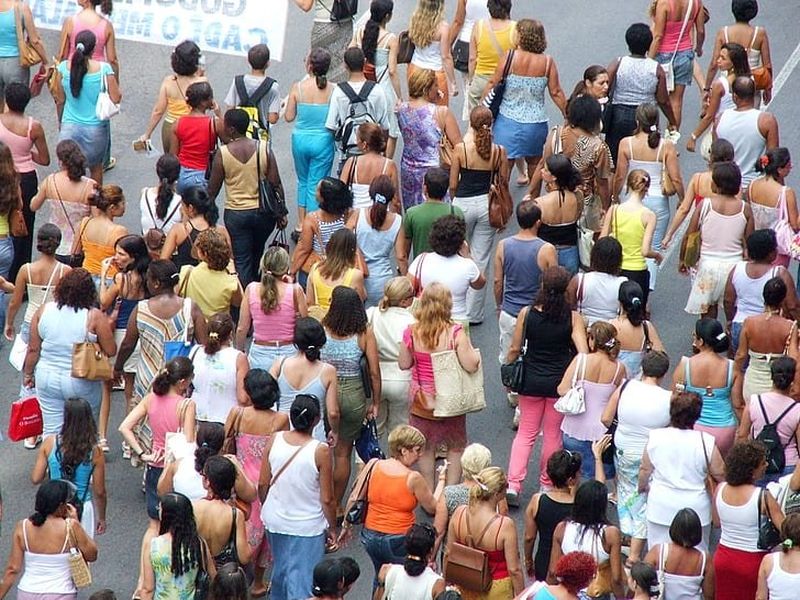 Die stellvertretende Direktorin des thailändischen Nationalen Statistikamtes (NSO), Suwannee Wangkan, hat einige beeindruckende Bevölkerungsstatistiken veröffentlicht; Rund 9,25 Millionen Menschen oder 13,2 % der insgesamt 70 Millionen Einwohner des Landes leben inoffiziell in Thailand .