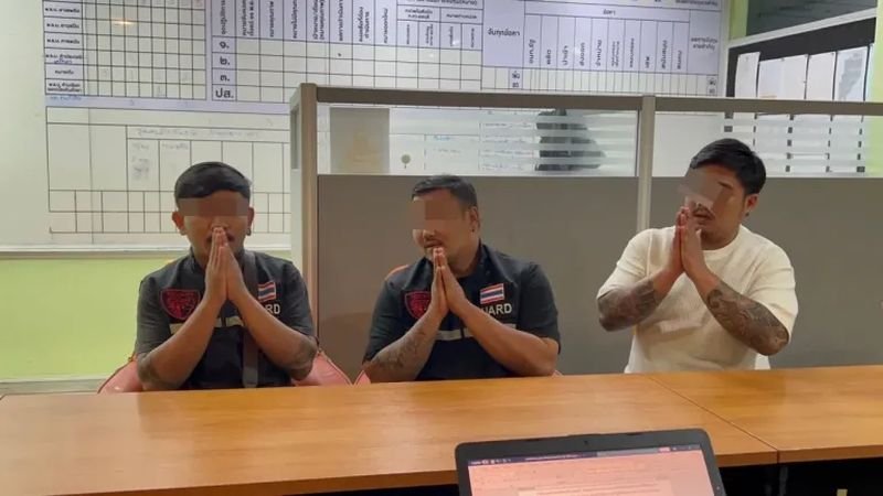 Drei Kneipenwärter in Pattaya, die zwei Touristen brutal zusammengeschlagen hatten, entschuldigten sich bei der Öffentlichkeit für ihre mangelnde Zurückhaltung, während die Polizei sich darauf vorbereitet, gemäß dem Business Security Act Anklage gegen sie zu erheben, berichtete die Zeitung Thai Rath gestern (27. Mai).